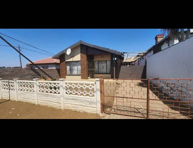 2 BEDROOM HOUSE FOR SALE IN MOROKA